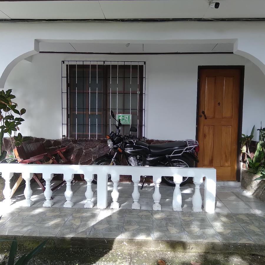 Cabinas Smith Cahuita Exterior foto